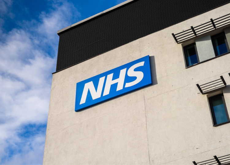 La sanidad inglesa pretende derivar a los niños de siete años a los servicios de identidad de género