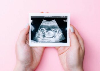 Uno studio controverso sostiene l’uso del testosterone nelle persone trans in gravidanza, ignorando i rischi noti per i bambini non ancora nati