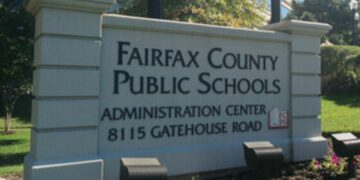 Una madre critica le scuole pubbliche della Contea di Fairfax per aver sfidato le indicazioni del governatore sul genere e i pronomi