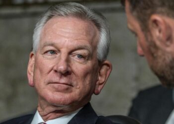 Nikki Haley e Tommy Tuberville si scontrano sulle promozioni militari e sulla politica sull’aborto