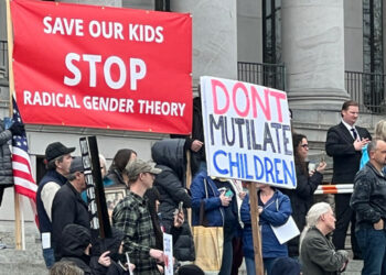 ТУЖБА ПРОТИВ ГУВЕРНЕРА ВАШИНГТОНА ЗБОГ ЗАКОНА О ПРИСТУПУ АБОРТУСУ И ПРОМЕНИ ПОЛА МАЛОЛЕТНИЦИМА БЕЗ ЗНАЊА РОДИТЕЉА