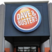 Dave and Buster’s confronté à des réactions négatives après avoir sponsorisé un événement mettant en scène des “jeunes artistes” lors d’un spectacle de travestis