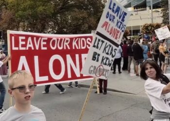 Marcia del Milione di Persone: I canadesi si schierano coraggiosamente a favore dei bambini, opponendosi all’indottrinamento di genere nelle scuole