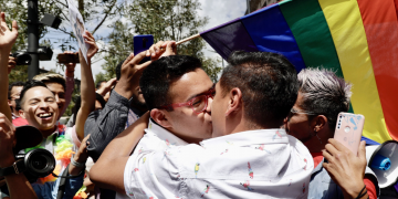 Los padres que no aceptan la agenda trans son atacados en California