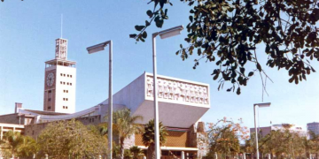 "File:Kenyan parliament in Nairobi (3201224078).jpg" by mwanasimba from La Réunion is licensed under CC BY-SA 2.0.