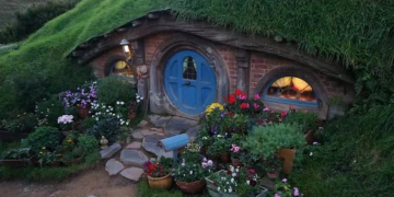 "Hobbit hole (25)" by 4nitsirk is licensed under CC BY-SA 2.0.