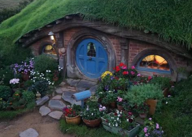 "Hobbit hole (25)" by 4nitsirk is licensed under CC BY-SA 2.0.