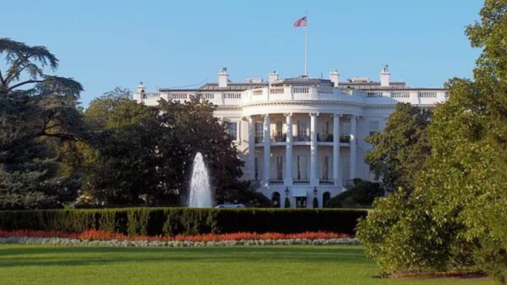"The White House, 1600 Pennsylvania Avenue; Washington DC" by foxypar4 is licensed under CC BY 2.0.