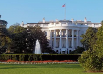 "The White House, 1600 Pennsylvania Avenue; Washington DC" by foxypar4 is licensed under CC BY 2.0.