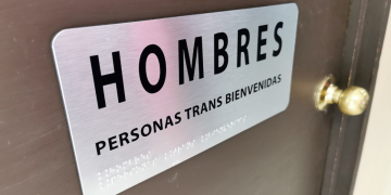 Revuelo con un dispensador de tampones en el baño de chicos