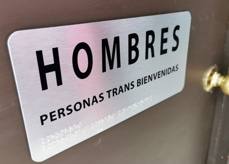 Revuelo con un dispensador de tampones en el baño de chicos