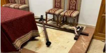 Querella contra un hombre que asaltó una capilla en Málaga (España) al grito de “Dios no existe” causando importantes destrozos