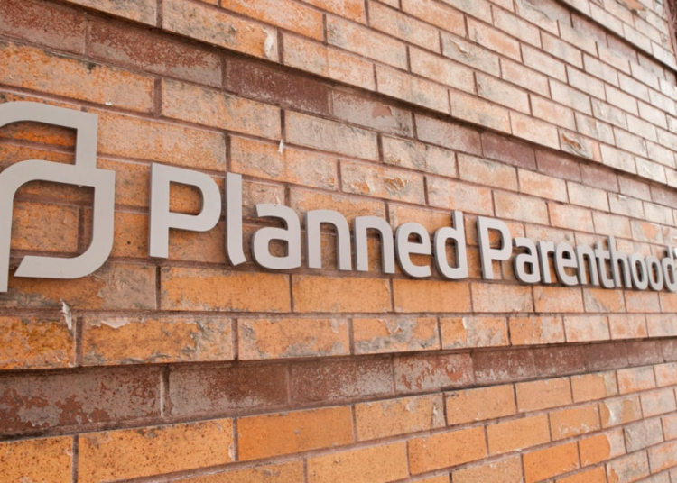 Kansas redirige los fondos de los contribuyentes de Planned Parenthood a las alternativas al aborto