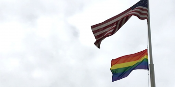 Banderas del orgullo LGBTQ en las embajadas de EE.UU., la Casa Blanca pretende su derogación
