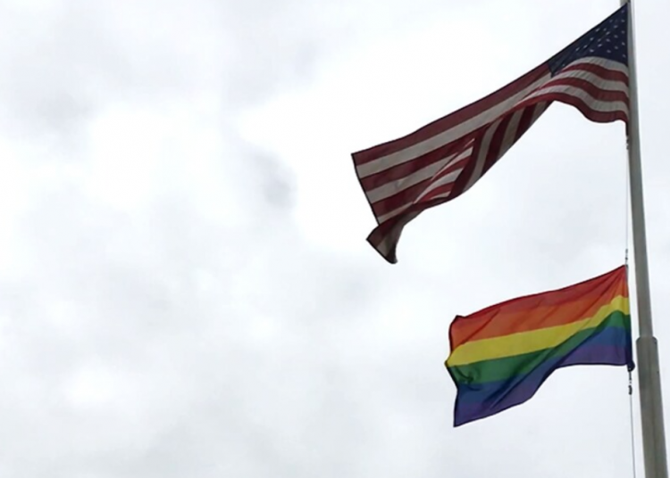 Banderas del orgullo LGBTQ en las embajadas de EE.UU., la Casa Blanca pretende su derogación