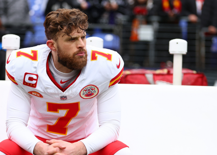 Estrella de la NFL, critica a los obispos del alejamiento de la fe católica en su discurso de graduación