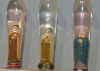 Exposición en Gran Canaria (España) de imágenes religiosas, incluso el Papa, dentro de preservativos 