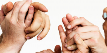 Sí, también el cónyuge y los hijos son personas