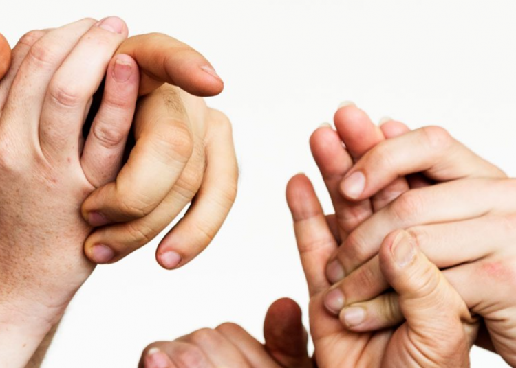 Sí, también el cónyuge y los hijos son personas