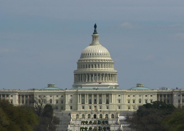 Conservadores critican el proyecto de ley «Minibús» por el despilfarro en diversidad y seguridad fronteriza en países extranjeros