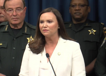 Florida contraataca a la presión para financiar tratamientos de cambio de sexo para menores