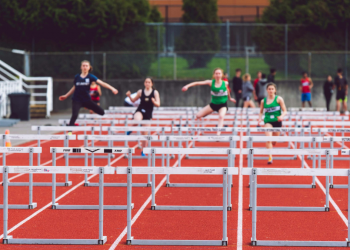 L’allenatore di atletica leggera dell’Oregon, John Parks, è stato licenziato per aver espresso preoccupazioni sugli atleti transgender negli sport femminili.