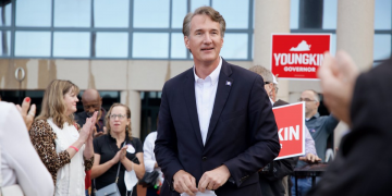 Гувернер Вирџиније ставио вето закона који „мајку” мења синтагмом „особе које рађају”