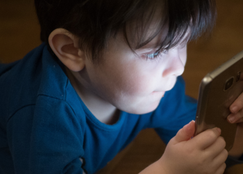 Smartphone Free Childhood rallying families against early smartphone ownership amid mental health concerns