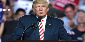 «Sólo Dios» se atribuye el mérito de salvar la vida de Trump, expresión que desata una oleada de comentarios