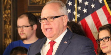 Aluvión de críticas al candidato demócrata a vicepresidente por su postura sobre  inmigración