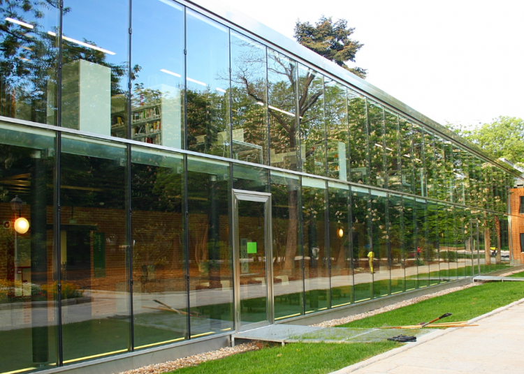 La Fundación Enraizados denuncia la denegación de un espacio para la presentación de un libro en una biblioteca municipal de Madrid por considerarlo “un acto religioso”