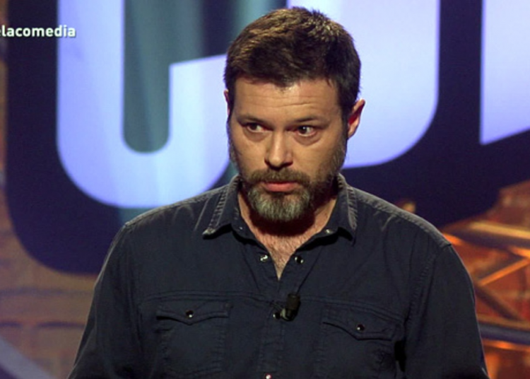 El presentador, Quequé anima a dinamitar la cruz del Valle y tirar piedras a sacerdotes pederastas