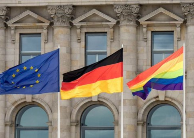 Transpłciowy mężczyzna sądzony w Niemczech za wykorzystywanie nieletnich