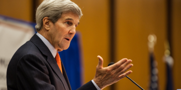 La Primera Enmienda podría ser un obstáculo en la lucha de los demócratas contra la desinformación climática según John Kerry