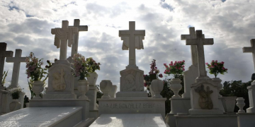 Destrozos en el Cementerio de San Fernando (Sevilla-España)
