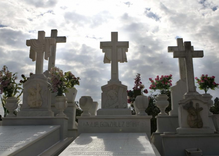 Destrozos en el Cementerio de San Fernando (Sevilla-España)