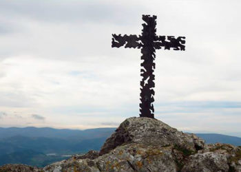 Denuncia por la desaparición de una cruz de más de 10 metros en un monte del País Vasco en España