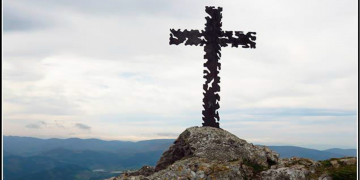 Denuncia por la desaparición de una cruz de más de 10 metros en un monte del País Vasco en España