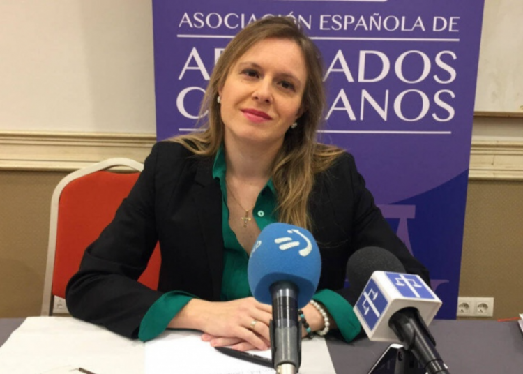 Querella contra un alcalde en España por cantar en las fiestas haciendo apología de la pederastia