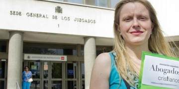 Abogados Cristianos denuncia ante la Fiscalía la revista  de Exteriores e Igualdad que se burla de Cristo y la Virgen