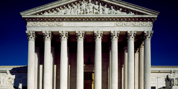 La Cour suprême des États-Unis va examiner le recours d’un groupe pro-vie contre une loi de l’Illinois restreignant les conseils à proximité des cliniques d’avortement.