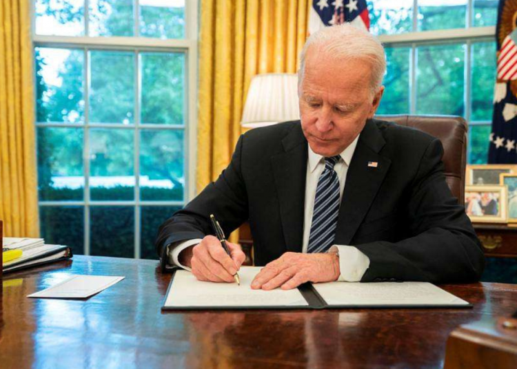 Il Presidente Biden viene ridicolizzato per aver affermato che l’Emendamento per la parità dei diritti è stato ratificato.