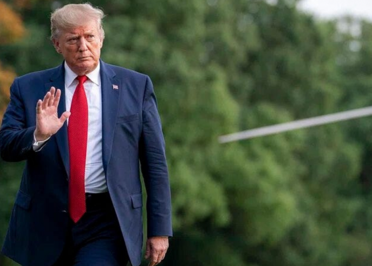 Le président Donald Trump signe des dizaines de décrets le jour de son investiture