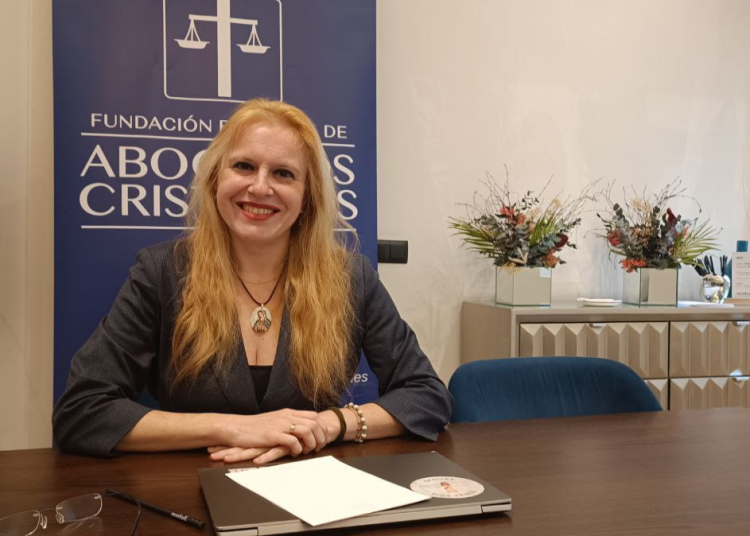 Abogados Cristianos se querella contra los jueces del Supremo que avalaron las banderas LGTBI en edificios públicos