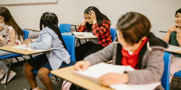 Madrid: Unos padres, solicitan la inhabilitación de una profesora que obligó a leer un libro de alto contenido sexual a niños de 11 años