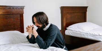 Rezar por el prójimo. «La forma de amor más cercana a lo sobrehumano»