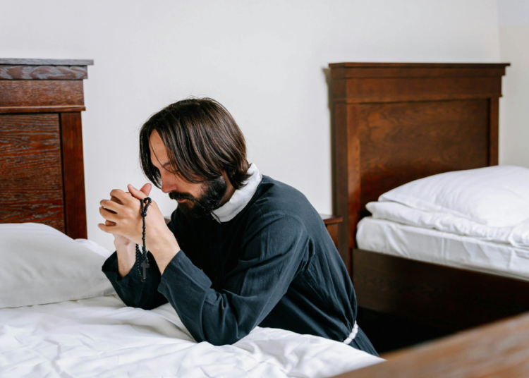 Rezar por el prójimo. «La forma de amor más cercana a lo sobrehumano»