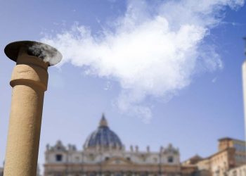Habemus Papam! Fumata blanca: primer artículo del nuevo pontificado de Esperanza