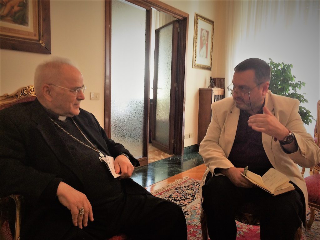 Cardenal Saraiva-Martins en su casa en El Vaticano, durante la entrevista con Jordi Picazo