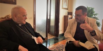 Cardenal Saraiva-Martins en su casa en El Vaticano, durante la entrevista con Jordi Picazo
